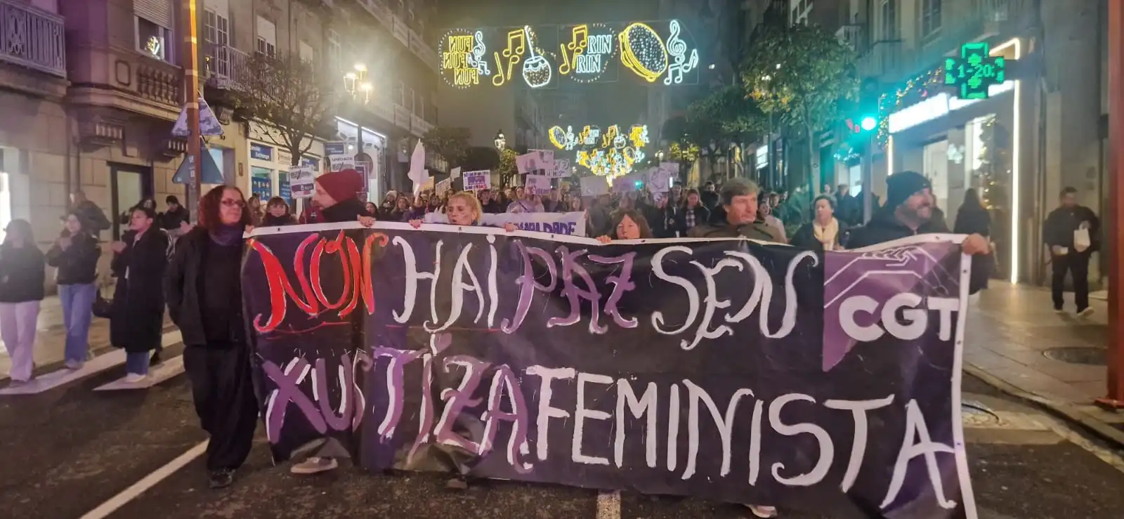 Pancarta da CGT na manifestación do 25-N co texto "non hai paz sen xustiza feminista"